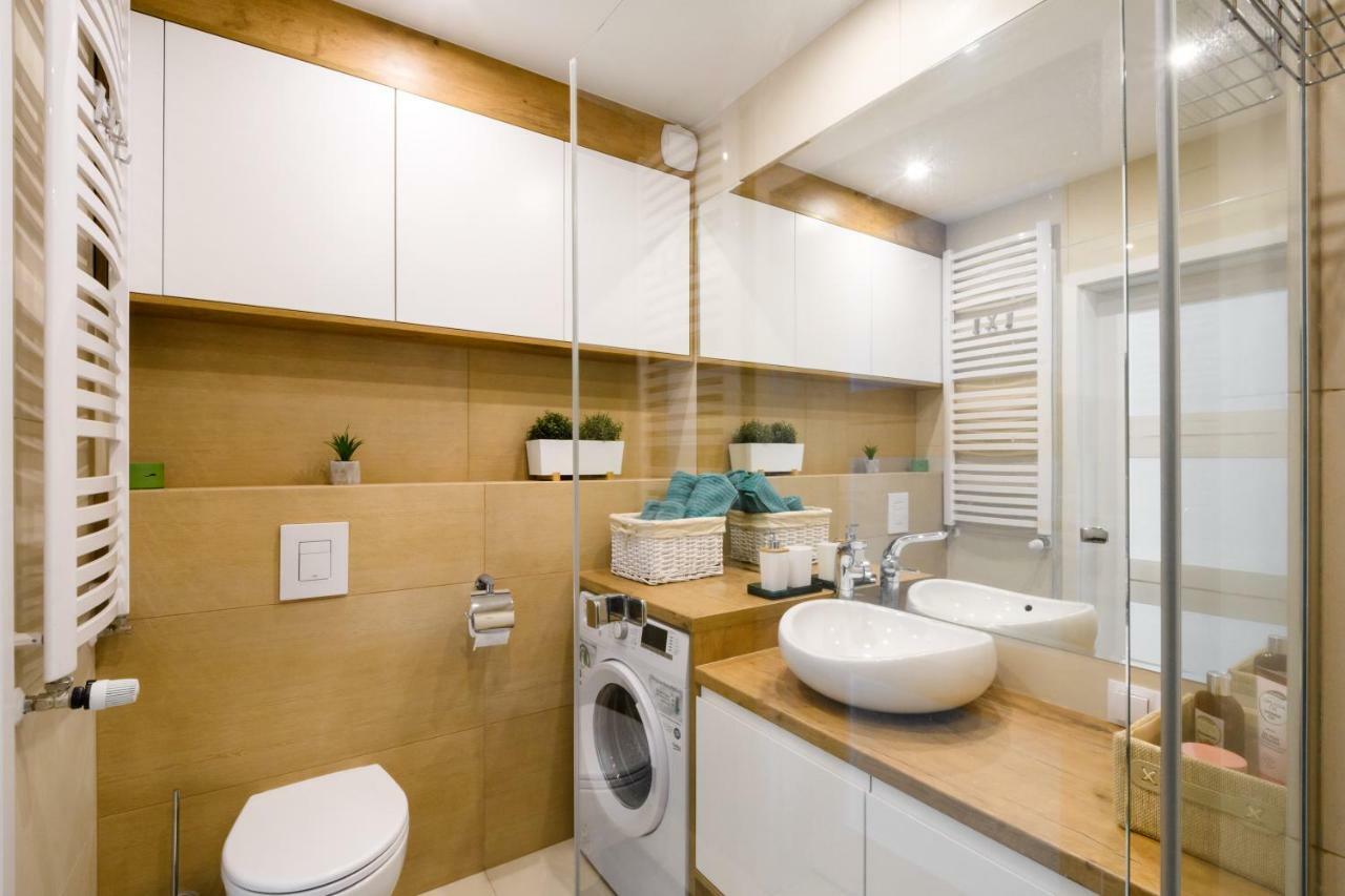 M&R Apartament Airport&Business Deluxe Cybernetyki 17 - Underground Garage - Free Wifi - Netflix - Air Conditioning - Self Check-In, Close By Chopin Airport วอร์ซอ ภายนอก รูปภาพ