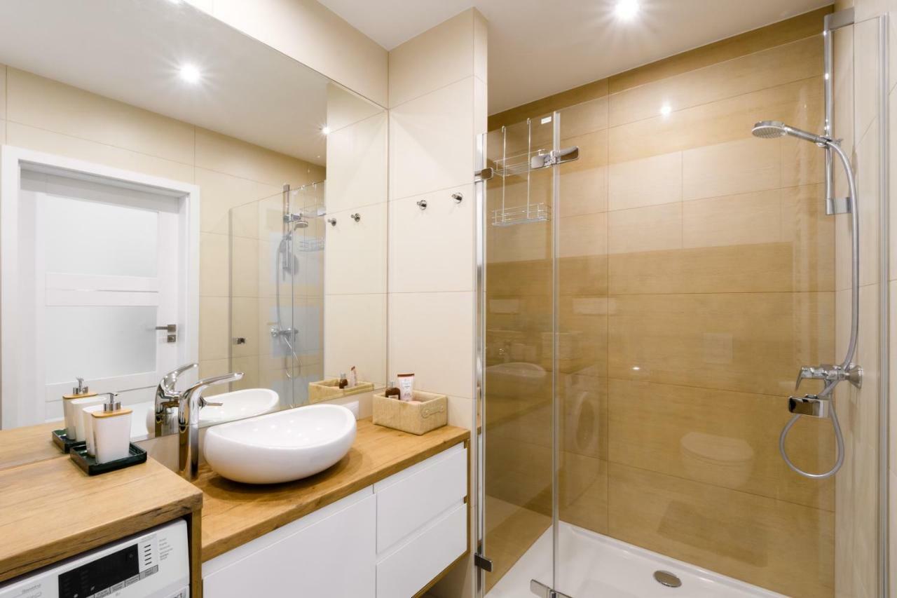 M&R Apartament Airport&Business Deluxe Cybernetyki 17 - Underground Garage - Free Wifi - Netflix - Air Conditioning - Self Check-In, Close By Chopin Airport วอร์ซอ ภายนอก รูปภาพ