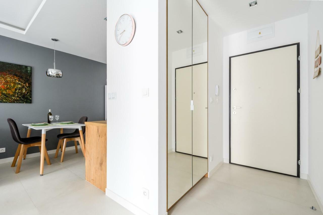 M&R Apartament Airport&Business Deluxe Cybernetyki 17 - Underground Garage - Free Wifi - Netflix - Air Conditioning - Self Check-In, Close By Chopin Airport วอร์ซอ ภายนอก รูปภาพ