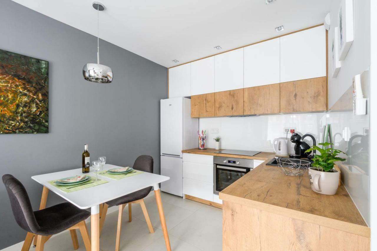 M&R Apartament Airport&Business Deluxe Cybernetyki 17 - Underground Garage - Free Wifi - Netflix - Air Conditioning - Self Check-In, Close By Chopin Airport วอร์ซอ ภายนอก รูปภาพ
