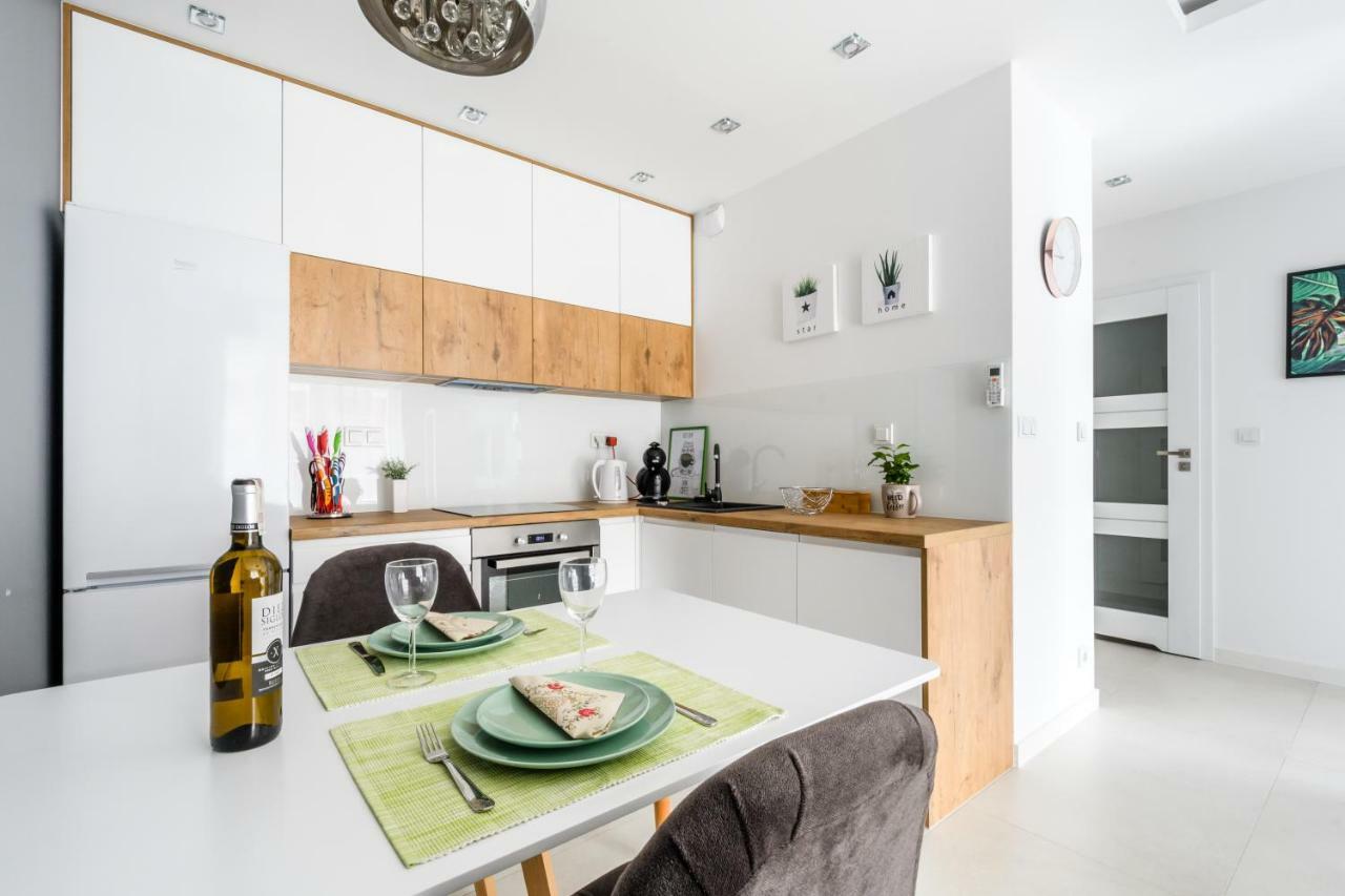 M&R Apartament Airport&Business Deluxe Cybernetyki 17 - Underground Garage - Free Wifi - Netflix - Air Conditioning - Self Check-In, Close By Chopin Airport วอร์ซอ ภายนอก รูปภาพ