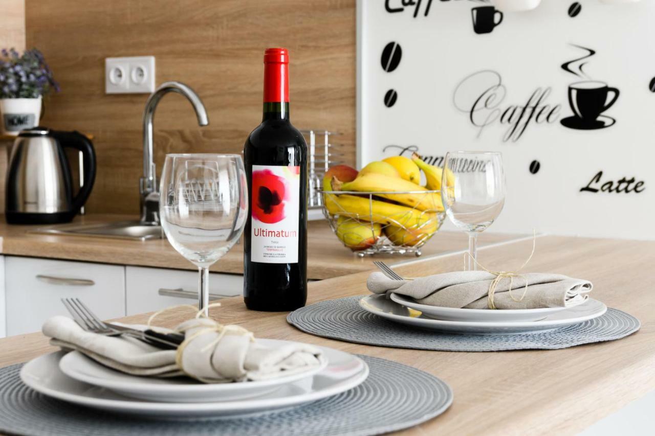 M&R Apartament Airport&Business Deluxe Cybernetyki 17 - Underground Garage - Free Wifi - Netflix - Air Conditioning - Self Check-In, Close By Chopin Airport วอร์ซอ ภายนอก รูปภาพ